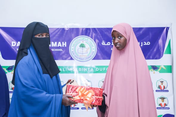 Ardayad Daarul Ummah ah oo abaalmarin qaadanaysa